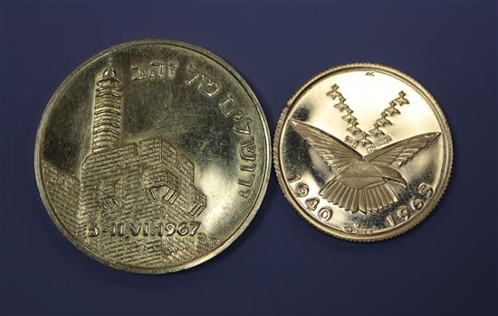 A 916.6 finesse Battle of Britain 25th Anniversary coin and a Moshe Dayan 1967 gold medal.